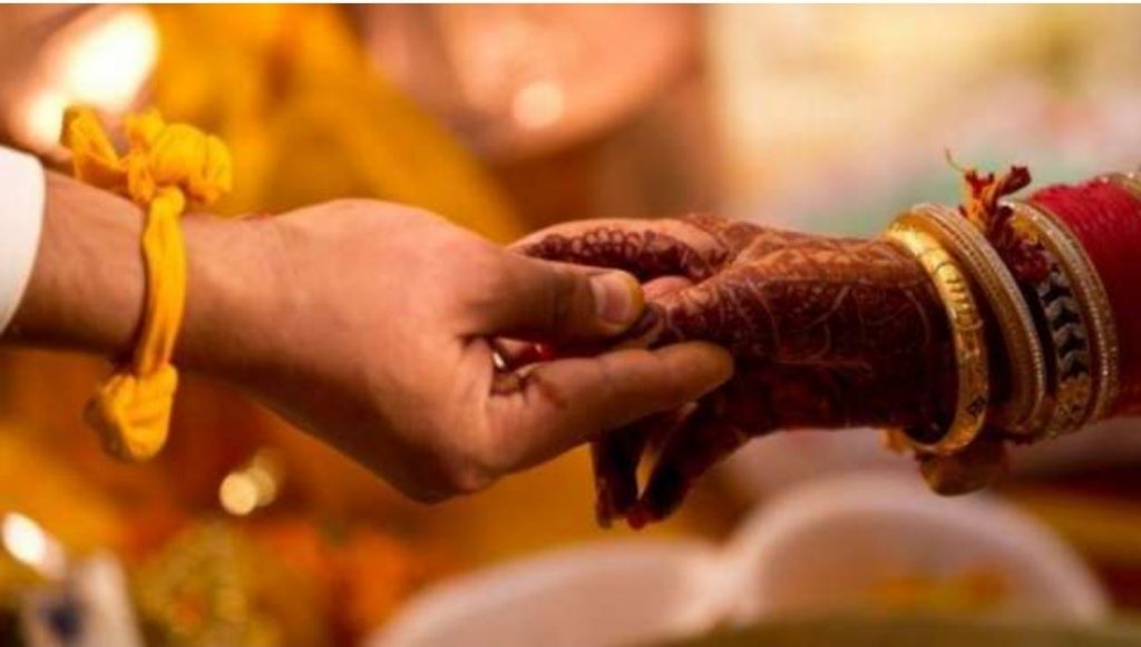 नोट की एक तस्वीर वायरल हो रही है जहां दूल्हा-दुल्हन ने मेहमानों से यह बताने को कहा कि वे अपनी शादी के तोहफे पर कितना खर्च करेंगे