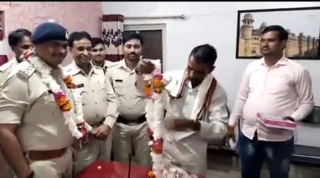 A resident of Tirupati Vihar Colony Subhash Rajak honour Murar police